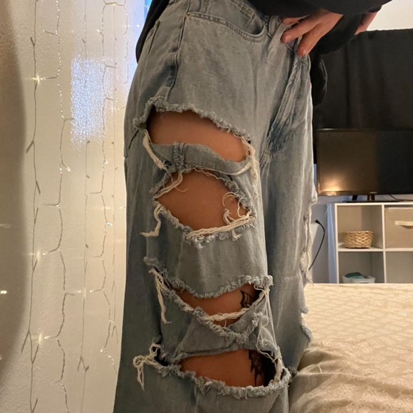 FOREVER 21 SKATER RIPPED JEANS 🖤🛹 - Picture 2 of 4